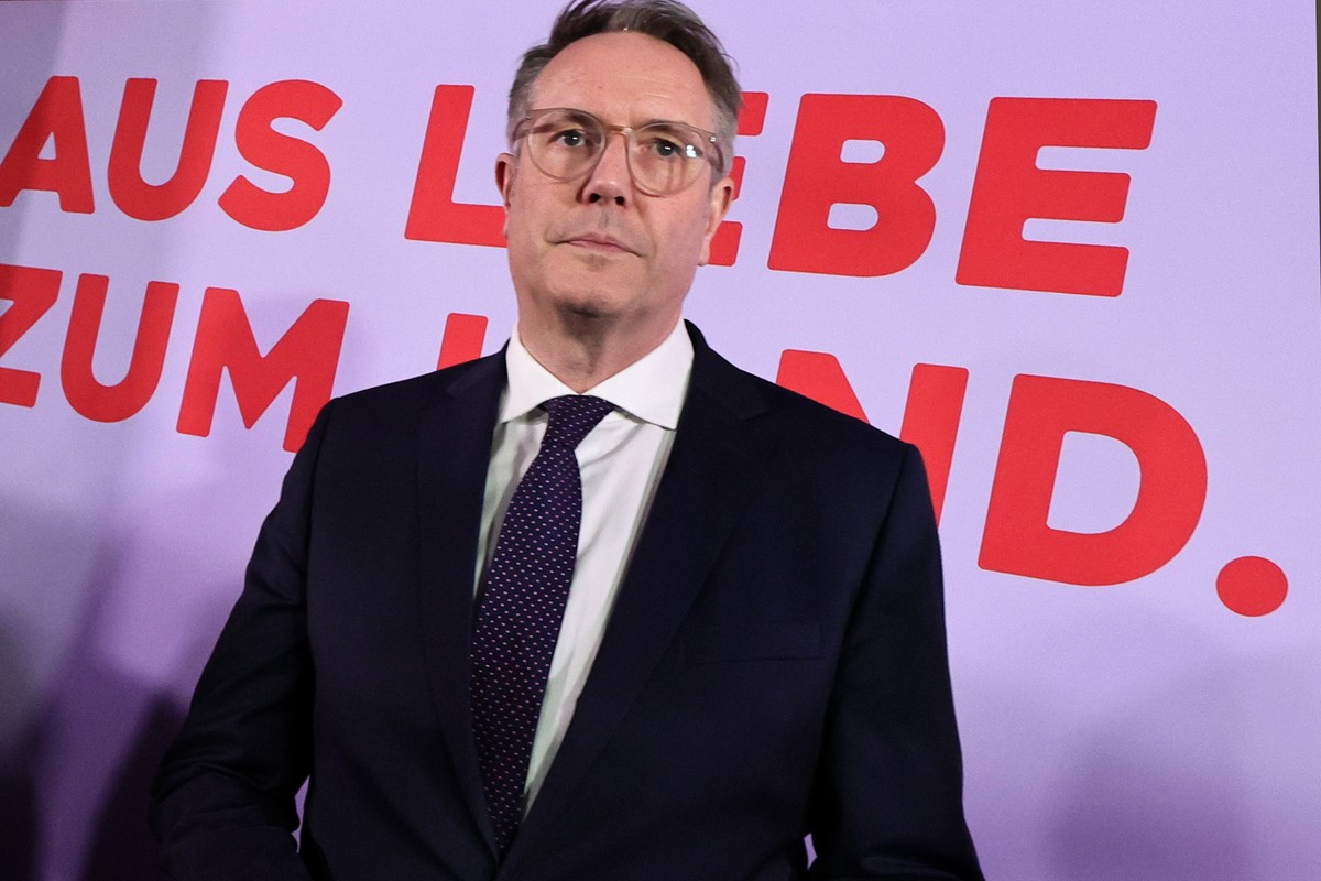 epa12842249 Rheinland-Palatinate's State Premier and Social Democratic Party (SPD) lead candidate for 2026 Rhineland-Palatinate state election, Alexander Schweitzer attends the SPD election party ...