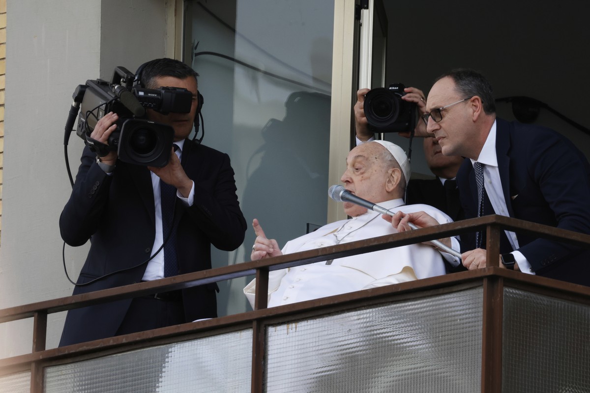 Pope Francis appears at a window of the Agostino Gemelli Polyclinic in Rome, Sunday, March 23, 2025, where he has been treated for bronchitis and bilateral pneumonia since Feb. 14. (AP Photo/Riccardo  ...