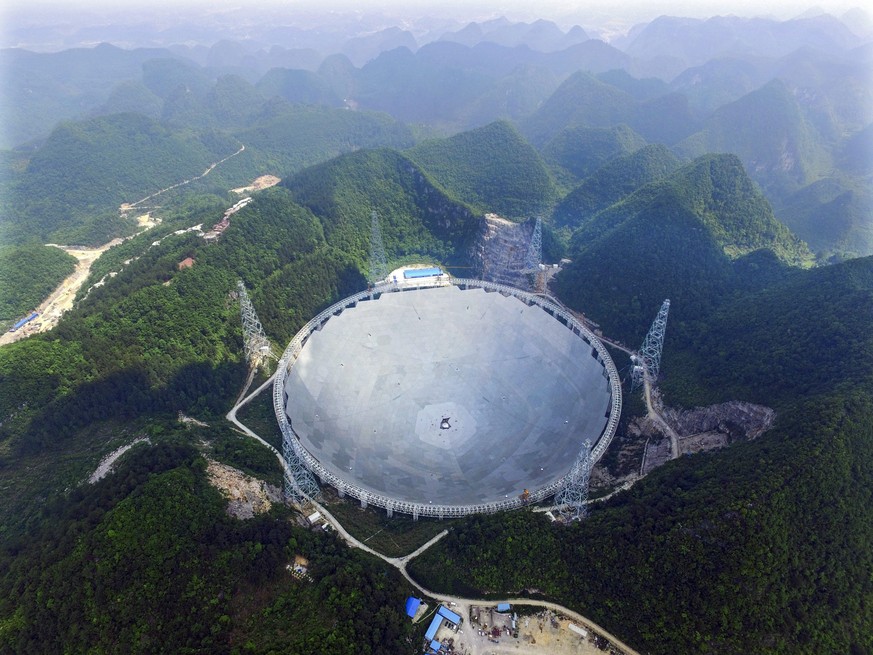 Das Teleskop steht im Südwestens Chinas, in der Provinz Guizhou.&nbsp;Der Durchmesser der Schüssel beträgt über 500 Meter.
