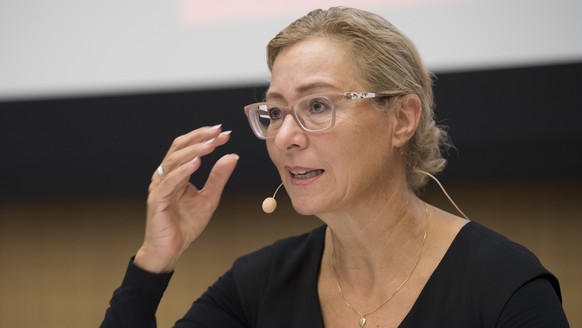 Jeannine Pilloud, Leiterin SBB Personenverkehr spricht wahrend einer Medienkonferenz ueber den aktuellen Stand betreffend Fernverkehrskonzession ein, am Freitag, 8. September 2017 in Bern. (KEYSTONE/A ...