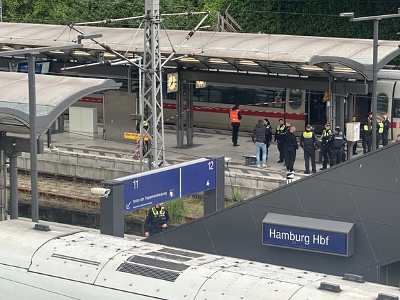 23.05.2025, Hamburg: Polizei im Einsatz am Tatort. Bei einem Messerangriff im Hamburger Hauptbahnhof sind mehrere Menschen schwer verletzt worden. Das berichteten Augenzeugen. Foto: Steven Hutchings/d ...