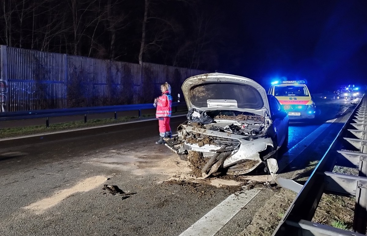 04.03.2024, Brandenburg, Wustermark: Ein kaputtes Auto steht auf der Bundesstra