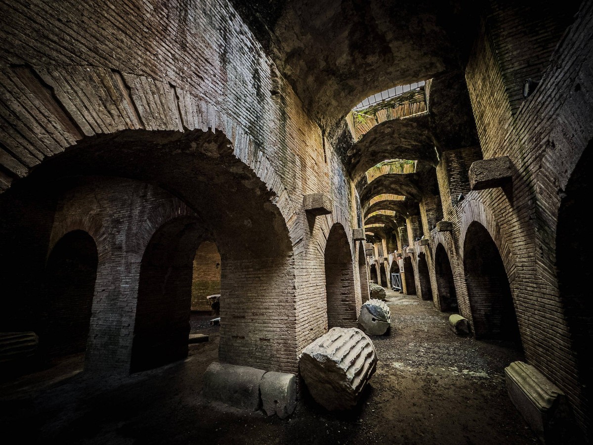 L'amphithéâtre de Pouzzoles, en Campanie, dit aussi amphithéâtre de Flavius, fut construit à la fin du ier siècle, du temps de l'empereur romain Vespasien, de la famille des Flavius.