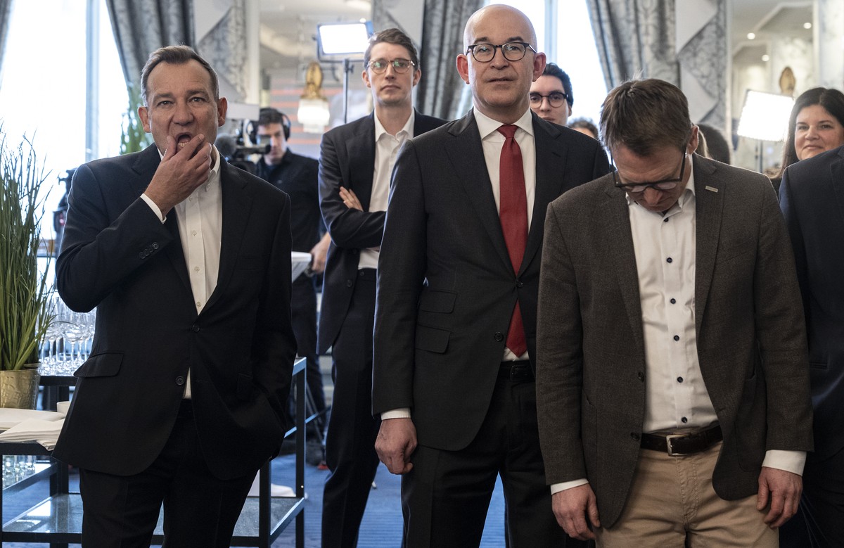 KEYPIX - Thomas Matter, Nationalrat SVP-ZH, Gregor Rutz, Nationalrat SVP-ZH, und Urs Furrer, Direktor Schweizerischer Gewerbeverband sgv, von links, verfolgen den ersten Trend im Abstimmungsstamm der  ...