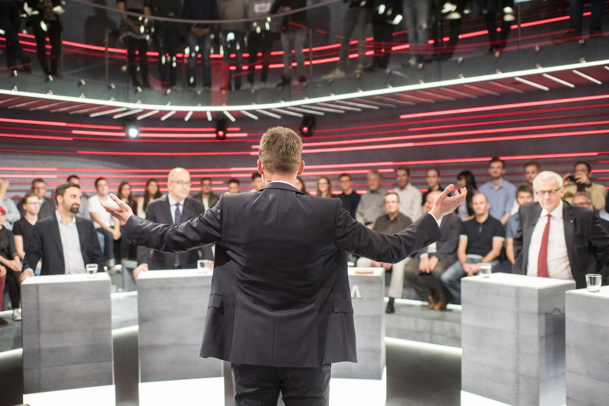 Moderator Jonas Projer spricht waehrend der Aufzeichnung der Sendung "Arena" zum Thema "No Billag - Ja oder Nein?" von Schweizer Radio und Fernsehen SRF am Freitag, 3. November 201 ...