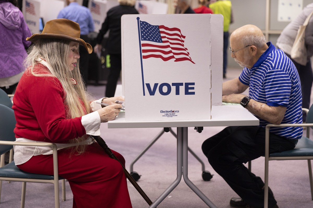 epa11615870 Fairfax County voters fill in their ballots in the 2024 Presidential election at the Fairfax County Government Center polling place in Fairfax, Virginia, USA, 20 September 2024. Early in-p ...