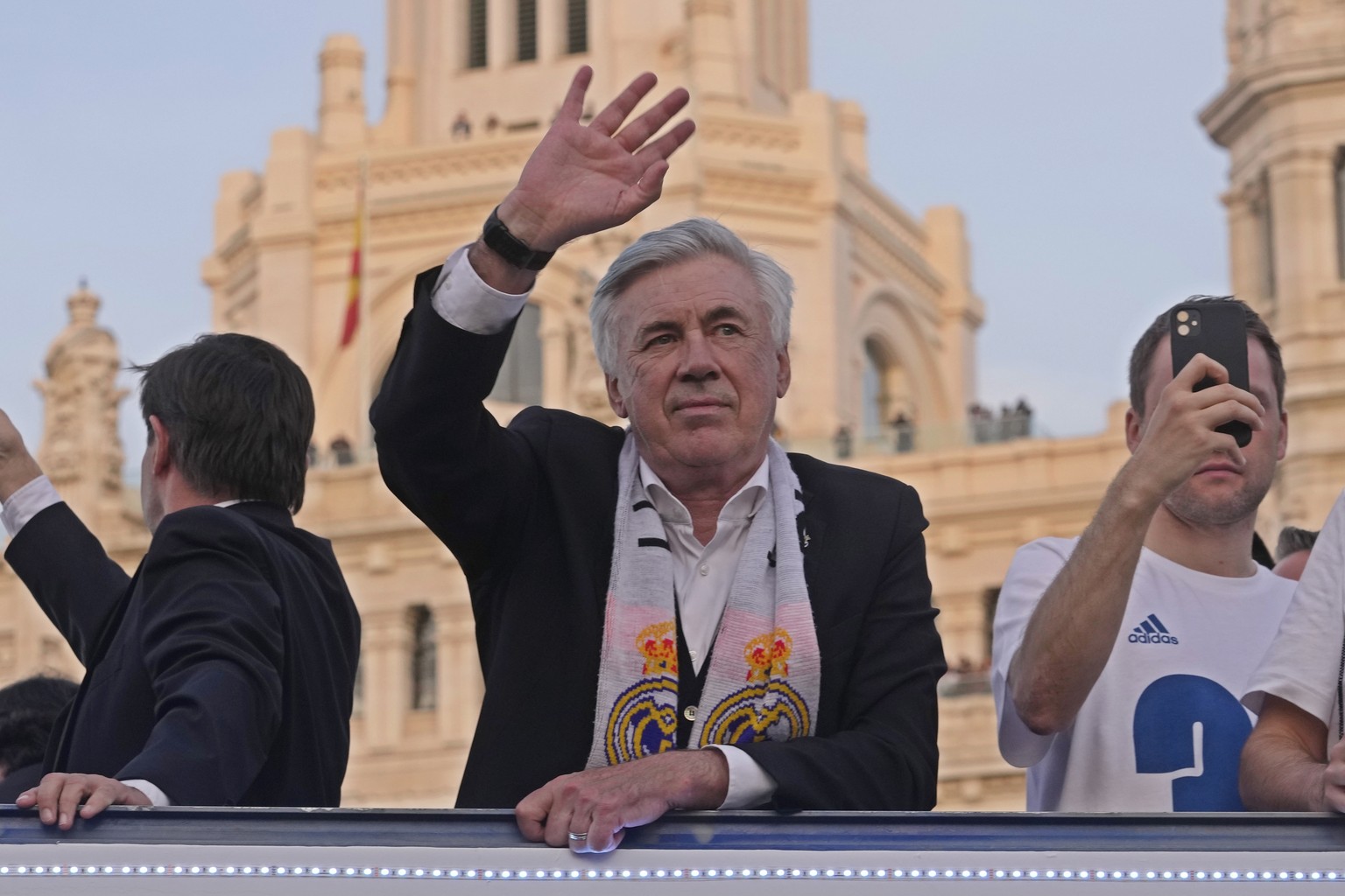 Real Madrid&#039;s head coach Carlo Ancelotti waves during celebrations after Real Madrid won the Spanish La Liga title by defeating Espanyol in Madrid, Spain, Saturday, April 30, 2022. (AP Photo/Paul ...