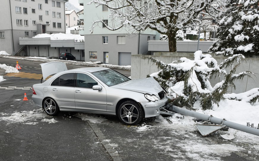 Littau LU, 7. Februar 2019, 07:00 Uhr: Ein Auto kollidierte mit einem Kandelaber. Am Steuer sass ein 14-Jähriger, der das Auto seiner Eltern entwendet hatte. Er wollte bei seinen Kollegen prahlen.