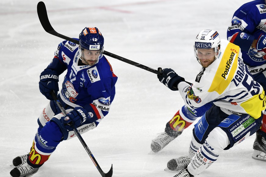 Der Zuercher Luca Cunti, links, gegen den Tessiner Jesse Zragggen, rechts, beim Eishockeyspiel der National League A ZSC Lions gegen den HC Ambri-Piotta im Hallenstadion in Zuerich am Freitag, Septemb ...