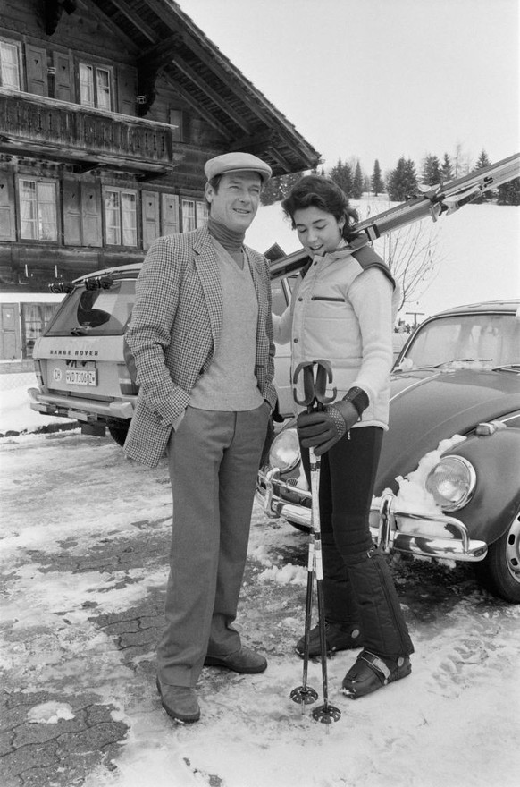 Roger Moore et sa fille Deborah en vancances à Gstaad le 29 décembre 1980, Suisse. (Photo by Bertrand LAFORET/Gamma-Rapho via Getty Images)