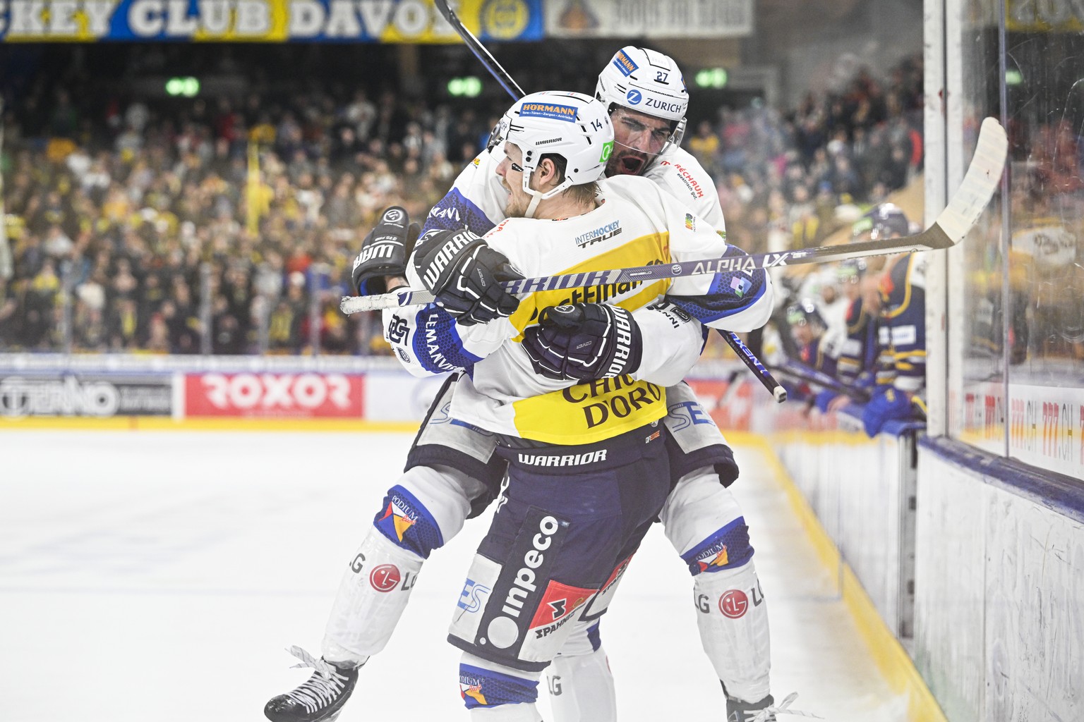 Ambri-Piottas Filip Chlapik, vorne, bejubelt sein 2-3 mit Zaccheo Dotti, beim Eishockey Spiel der National League zwischen dem HC Davos und dem HC Ambri-Piotta, am Dienstag, 28. Februar 2023, im Eisst ...