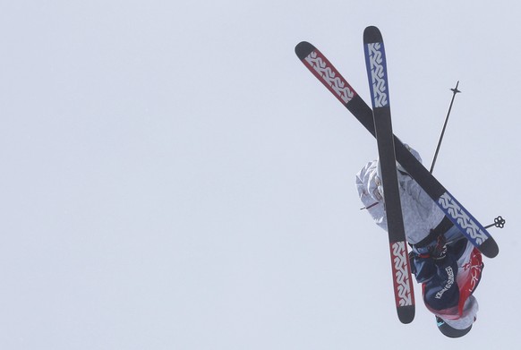 epa09770552 David Wise of the USA in action during the Men&#039;s Freestyle Skiing Halfpipe final at the Zhangjiakou Genting Snow Park at the Beijing 2022 Olympic Games, Zhangjiakou, China, 19 Februar ...