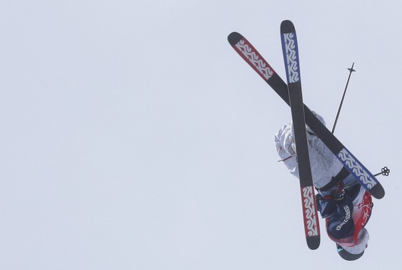 epa09770552 David Wise of the USA in action during the Men's Freestyle Skiing Halfpipe final at the Zhangjiakou Genting Snow Park at the Beijing 2022 Olympic Games, Zhangjiakou, China, 19 February 2022. EPA/MAXIM SHIPENKOV