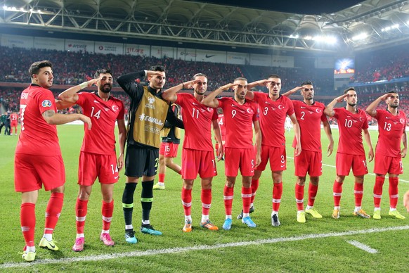 epaselect epa07914262 Turkey's players make a military salute during the UEFA Euro 2020 qualifier Group H soccer match between Turkey and Albania in Istanbul, Turkey, 11 October 2019. EPA/ERDEM SAHIN