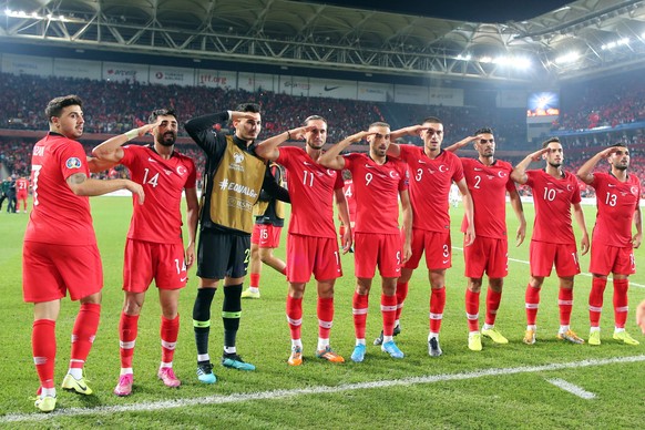 epaselect epa07914262 Turkey&#039;s players make a military salute during the UEFA Euro 2020 qualifier Group H soccer match between Turkey and Albania in Istanbul, Turkey, 11 October 2019. EPA/ERDEM S ...