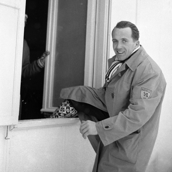 historiskebilder CORTINA, ITALIA OL i Cortina 1956. Langrenn, 15 km, menn. Gull til Hallgeir Brenden. En lykkelig Brende historiskebilder CORTINA, ITALIA OL i Cortina 1956. Langrenn, 15 km, menn. Gull ...