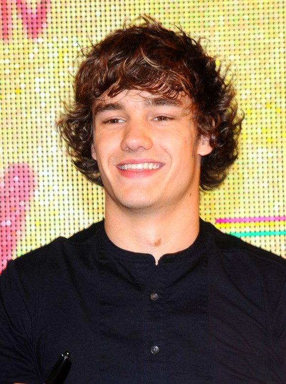 Liam Payne of One Direction sign copies of their new single What Makes You Beautiful at HMV Oxford Street in London - 11 September 2011 FAM42381 Copyright: x FAMOUSx 33545406