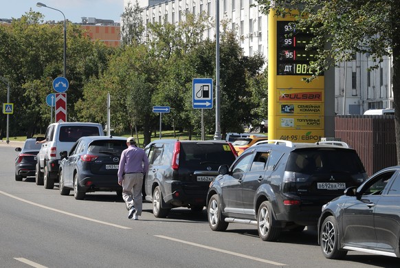 epa13180644 Cars line up at a Rosneft gas station in Moscow, Russia, 20 August 2026. Sales limitations on fuel at some gas stations come as a result of repeated Ukrainian drone attacks on Russian oil  ...