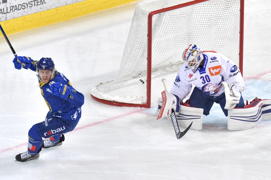 Der Davoser Dario Meyer bei seinem Treffer zur 2:1 Fuehrung gegen den Zuercher Torhueter Lukas Flueler, beim Eishockey Meisterschaftsspiel in der Qualifikation der National League zwischen dem HC Davo ...