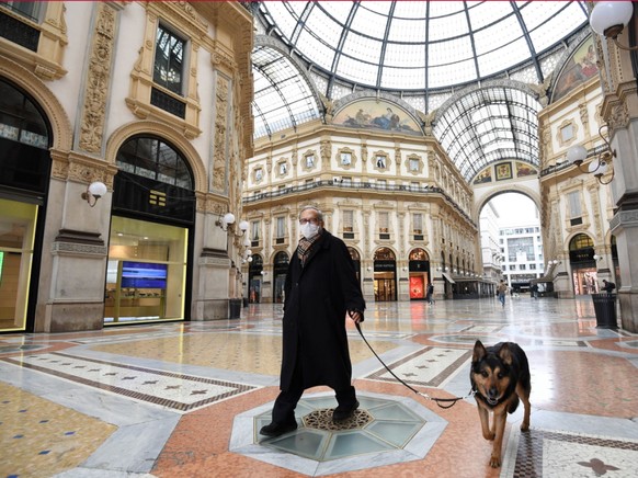 In Italien sind unzählige Hundebesitzer trotz geschlossener Parks und Grünflächen täglich auf den Strassen unterwegs. Wer einen Hund besitzt, nutzt ihn jetzt gern als Ausrede, um trotz der Ausgangsspe ...