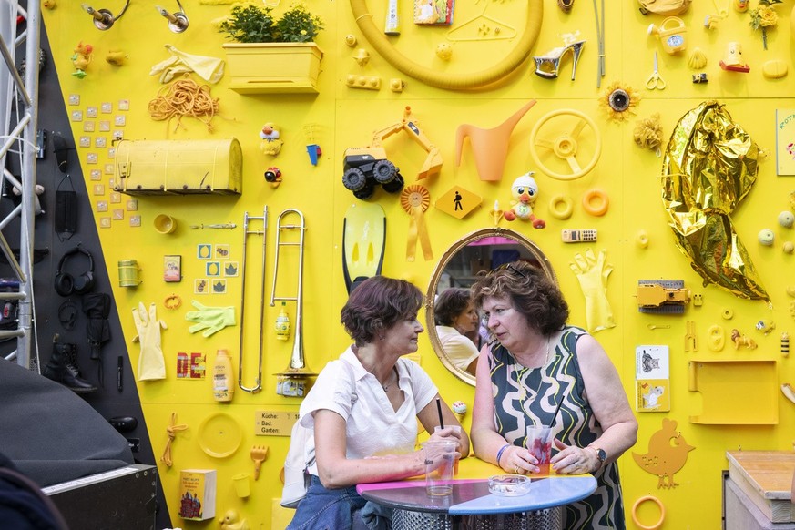 Besucher bewegen sich an der Badenfahrt 2023, aufgenommen am Freitag, 18. August 2023 in Baden. Das Volksfest Badenfahrt, das nur alle zehn Jahre stattfindet, dauert vom 18. bis zum 27. August 2023 un ...
