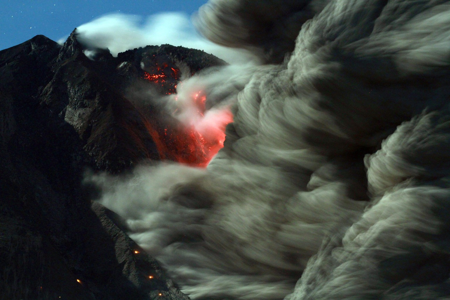 Mount Sinabung im Norden Sumatras – seit vier Tagen spuckt der Vulkan Feuer.