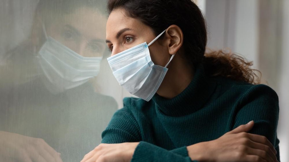 vulnerable person, maske, allein, zuhause, corona