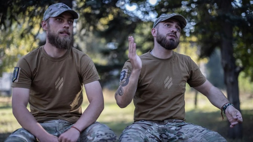 Iwan (26) und Roman (24, r), Soldaten der 3. ukrainischen Sturmbrigade: Sie erzählen von ihren Erlebnissen während einer mehrtägigen Frontpause.