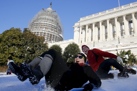 Schlitteln vor dem Kapitol: Washington DC verwandelte sich am Sonntag in einen Winterpark.