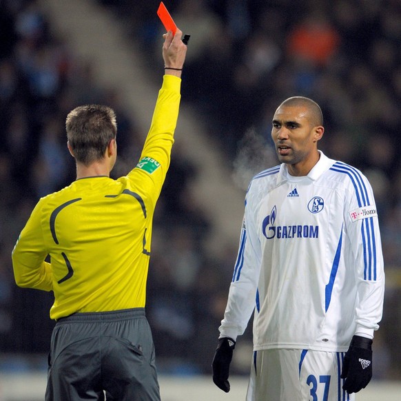 epa01577814 Referee Peter Gagelmann shows FC Schalke 04 player Orlando Engelaar the red during the Bundesliga match against TSG 1899 Hoffenheim at Carl-Benz-Stadion in Mannheim, Germany, 14 December 2 ...