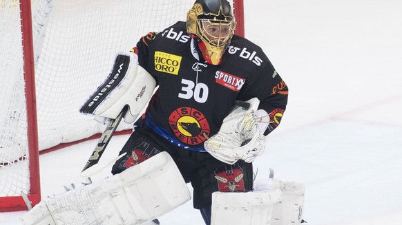 SC Bern Torhueter Leonardo Genoni haelt den Puck, beim Eishockey Meisterschaftsspiel der NLA zwischen dem SC Bern den SCL Tigers und am Freitag, 9. September 2016, in der Postfinance Arena in Bern. (K ...