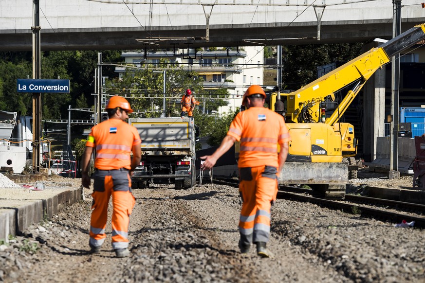 Des ouvriers CFF/SBB travaillent sur le chantier de la gare de La Conversion ce mercredi 11 juillet 2018 a Lutry. Du 7 juillet au 26 aout 2018, le trafic ferroviaire est interrompu entre les gares de  ...