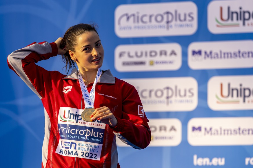 Lisa Mamie posiert mit ihrer Goldmedaille nach ihrem Sieg im Final ueber 200m Brust an den Schwimm-Europameisterschaften am Montag, 15. August 2022, in Rom, Italien. (KEYSTONE/Patrick B. Kraemer)