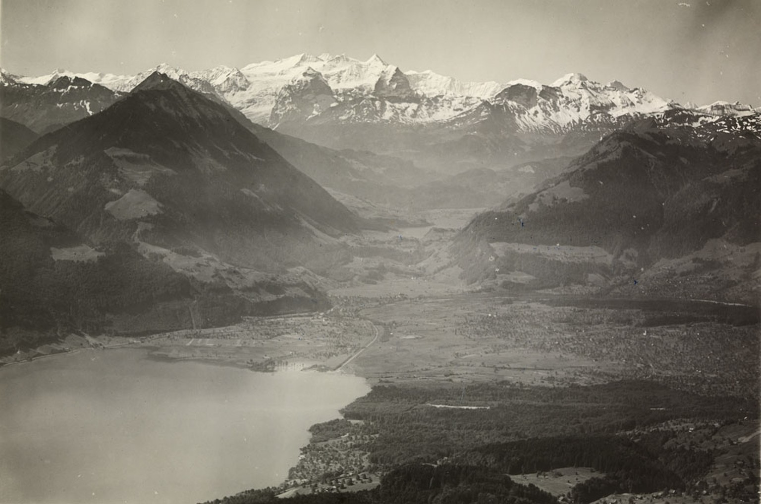 Originallegende: Sarnersee mit Berneralpen von N. (In: Walter Mittelholzer: Alpenflug, 1928).