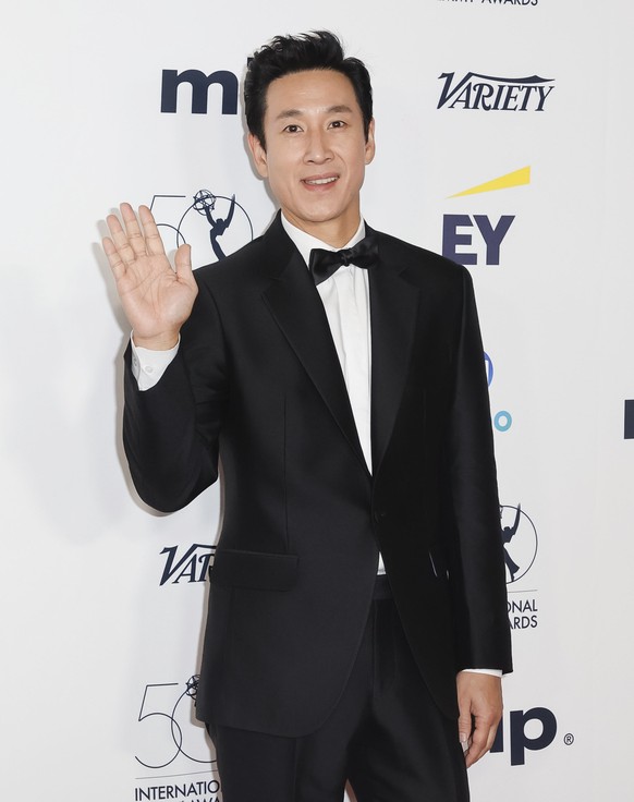 epa10319202 Actor Sun-kyun Lee of South Korea, who is nominated for his performance in the show &#039;Dr. Brain&#039;, on the red carpet for the 2022 International Emmy Awards in New York, New York, U ...