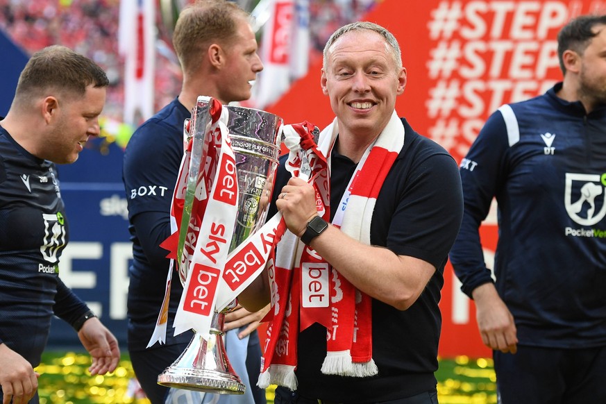 Trainer Steve Cooper mit der Championship-Trophäe.