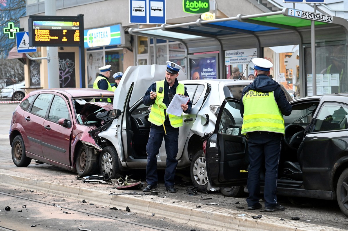 epa11191567 Police officers inspect crashed cars at the site of an accident at Rodlo Square in Szczecin, northwestern Poland, 01 March 2024. A passenger car hit a group of people at a pedestrian cross ...