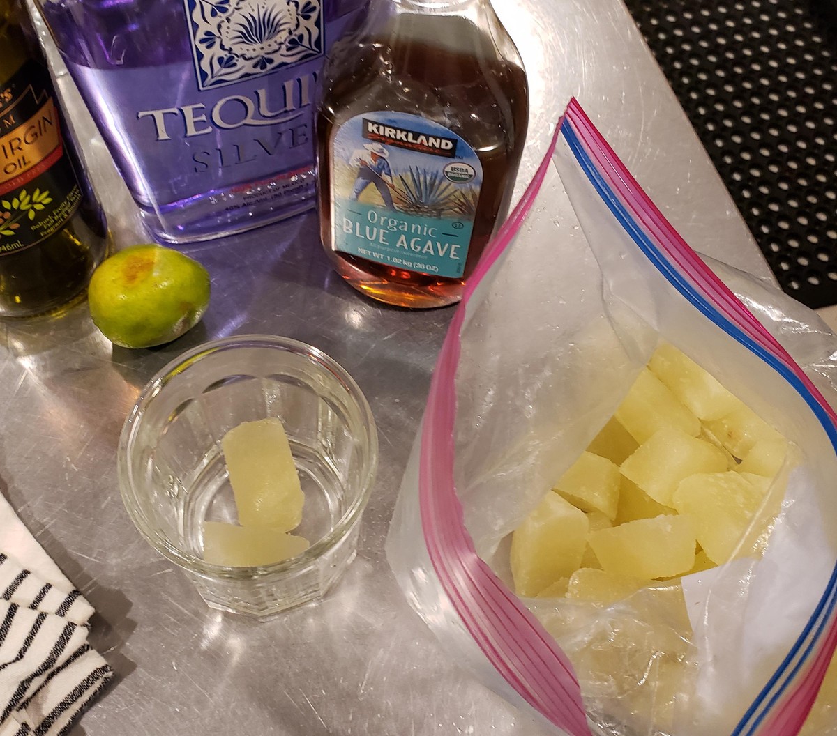 limes lemons limetten zitronen tequila margarita drinks cocktail trinken alkohol https://www.reddit.com/r/foodhacks/comments/efodjr/we_freeze_fresh_lime_juice_for_margaritas/