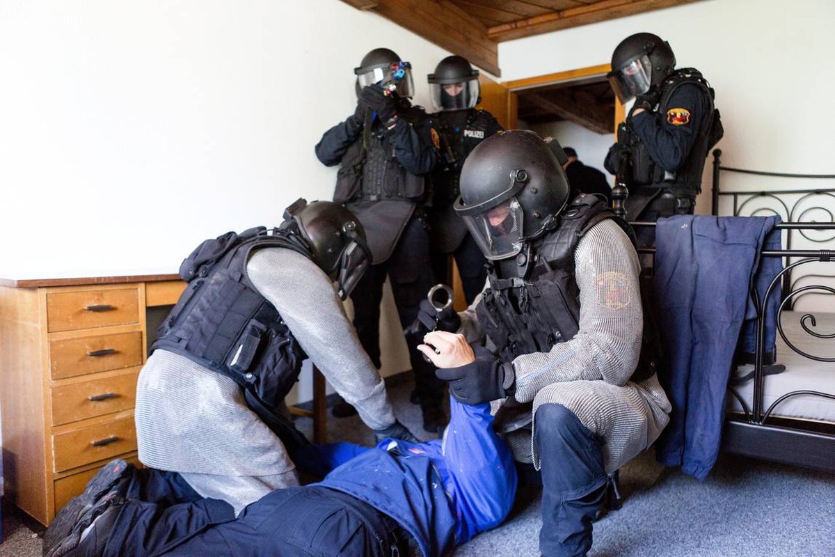 Sondereinheit Argus der Aargauer Polizei beim Training. (Bild: az)