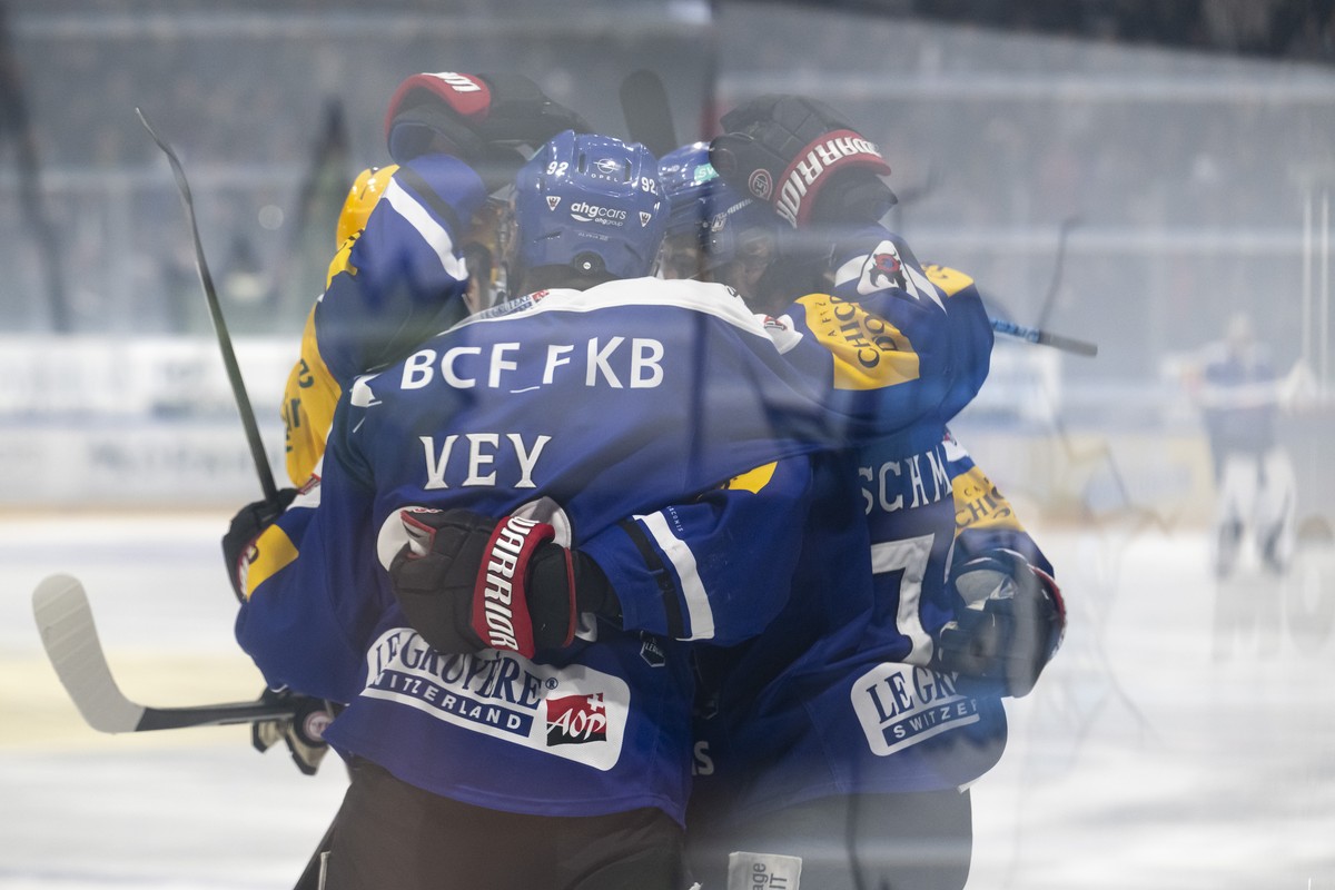 Fribourg-Gotteron, HCFG, Spieler jubeln nach ein Tor (1-0) von Sandro Schmid (HCFG), im vierten Eishockey Playoff Halbfinalspiel der National League zwischen dem HC Fribourg-Gotteron (HCFG) und dem La ...
