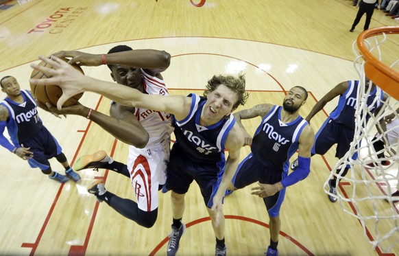 Capela im Zweikampf mit Superstar Dirk Nowitzki.