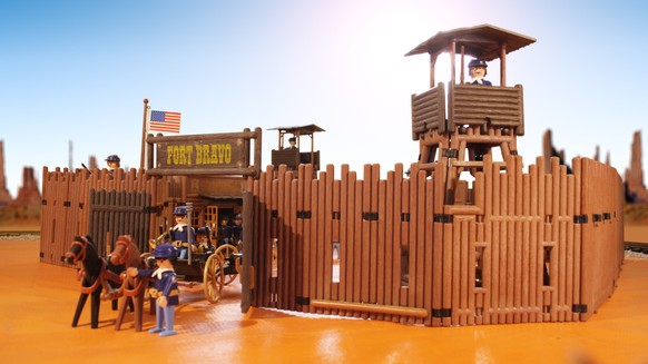 http://pcc.pm/photo/07-fort-bravo-gate playmobil western fort bravo
