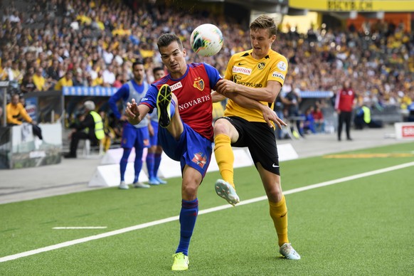 Basels Kevin Bua, links, gegen YBs Michel Aebischer, rechts, im Fussball Meisterschaftsspiel der Super League zwischen dem BSC Young Boys und dem FC Basel, im Stade de Suisse in Bern, am Sonntag, 22.  ...