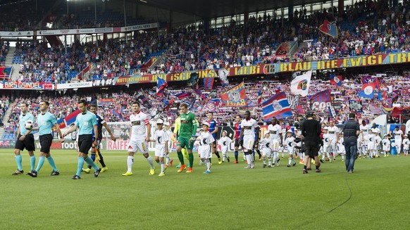 The players enter the pitch prior to a Super League match between FC Basel 1893 and FC Sion, at the St. Jakob-Park stadium in Basel, Switzerland, on Sunday, July 24, 2016. (KEYSTONE/Georgios Kefalas)