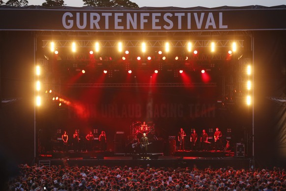 epa04849613 German band &#039;Farin Urlaub racing team&#039; performs at the Gurten music open air festival in Bern, Switzerland, 16 July 2015. EPA/PETER KLAUNZER