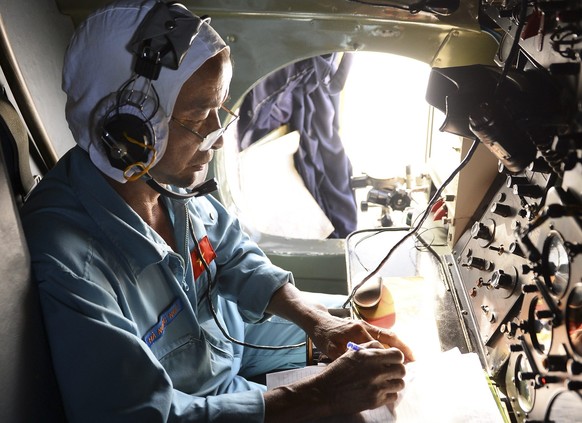 Suchtrupps suchen nach Hinweisen auf den vermutlich abgestürzten Flieger.