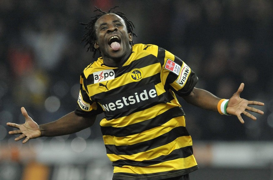 Der Berner Seydou Doumbia feiert seinen Treffer zum 3:0, beim Fussball Meisterschaftsspiel der Super League zwischen dem BSC Young Boys und Grasshoppers Zuerich am Samstag, 20. Maerz 2010, im Stade de ...