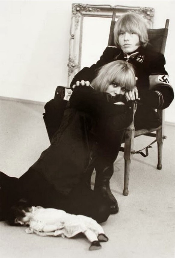 Rolling-Stones-Gitarrist Brian Jones mit Freundin Anita Pallenberg, 1966. Ja, das eine Nazi-Uniform. hakenkreuz rolling stones 60s sympathy with the devil https://www.orgasmatrix.com/alto-voyeurismo-w ...