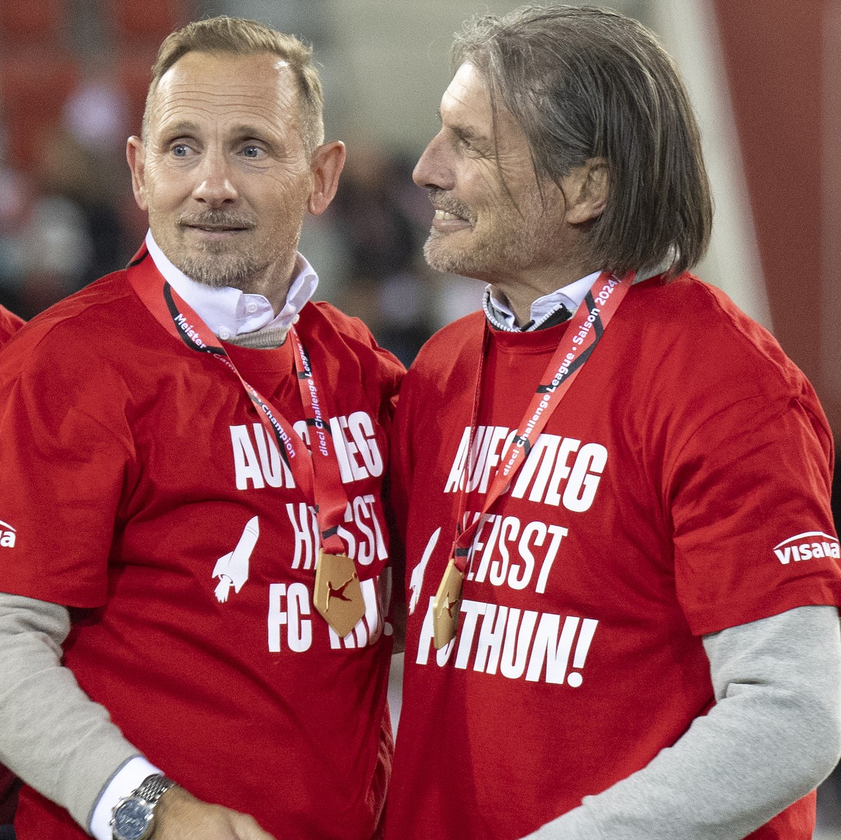 Thuns Sprtchef Dominik Albrecht, Trainer Mauro Lustrinelli und Praesident Andres Gerber, von links, feiern den Meistertitel im Fussball Meisterschaftsspiel der Swiss Challenge League zwischen FC Thun, ...