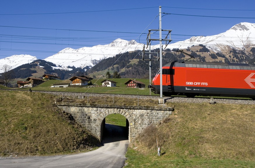 ARCHIVBILD --- ZUM THEMA FERNVERKEHRSKONZESSIONEN DER BAHNEN SBB UND BLS VON FREITAG, 8. SEPTEMBER 2017, STELLEN WIR IHNEN FOLGENDES BILDMATERIAL ZUR VERFUEGUNG --- Eine Lokomotive der SBB ueberquert  ...